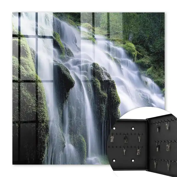 Groene waterval in de omgeving