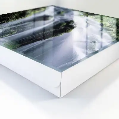 Groene waterval in de omgeving