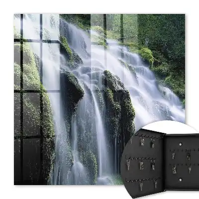 Groene waterval in de omgeving
