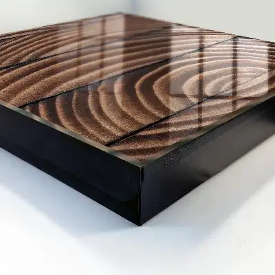 Houten wanddecoratie met golvend patroon in warme tinten