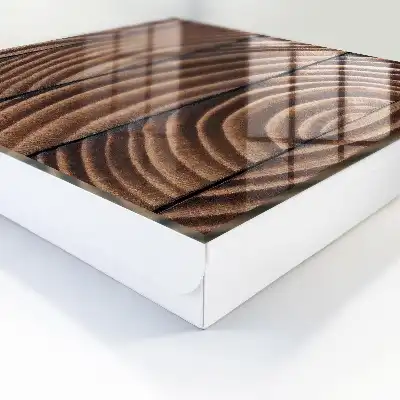 Houten wanddecoratie met golvend patroon in warme tinten