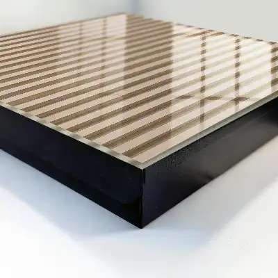 Beige behang met lijnenstructuur