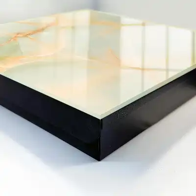 Behang met pastelkleurig patroon van fijne lijnen