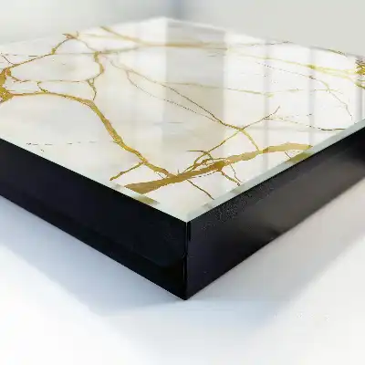 Elegant marmer met gele lijnen