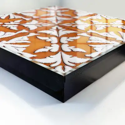 Behang met oranje plantenmotief