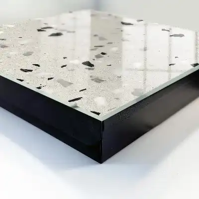 Gordijn met grijs geometrisch patroon