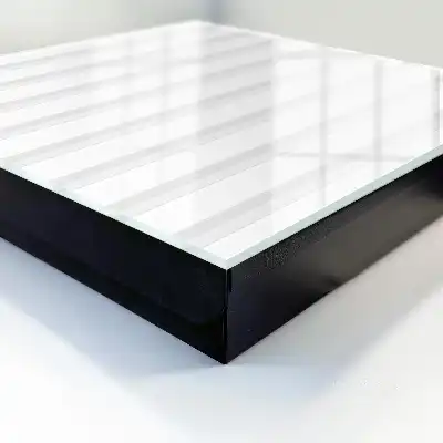 Minimalistisch behang met verticale strepen