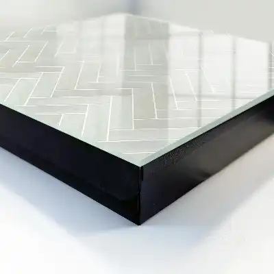 Behang met visgraatpatroon in gedempte kleuren
