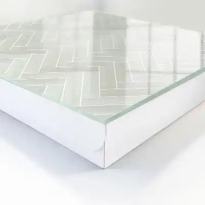 Behang met visgraatpatroon in gedempte kleuren