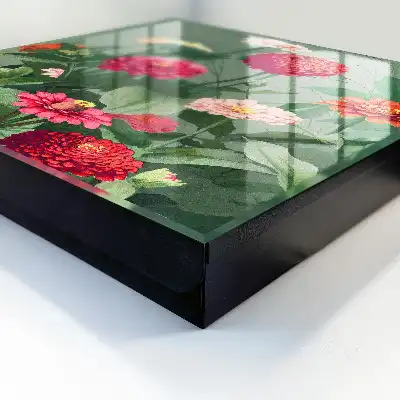 Een bloeiende tuin omgeven door groen