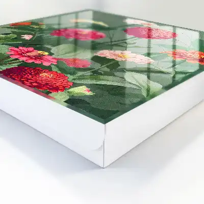 Een bloeiende tuin omgeven door groen