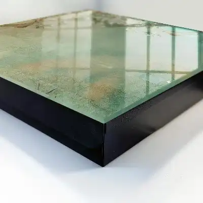 Een bloeiende boom op een turquoise achtergrond