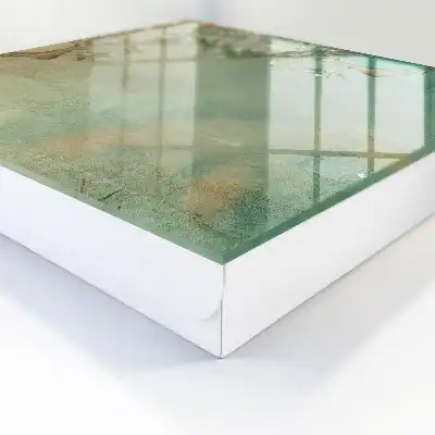 Een bloeiende boom op een turquoise achtergrond