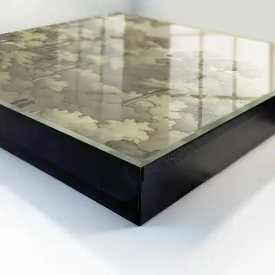 Groen bos met een klein huisje