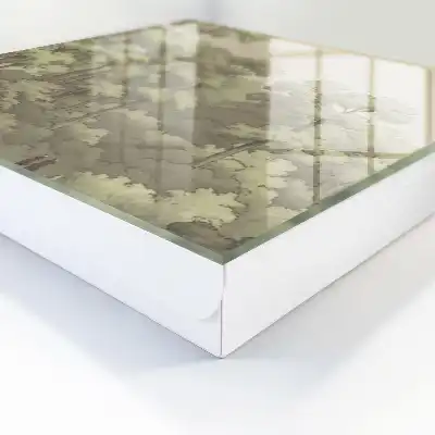 Groen bos met een klein huisje