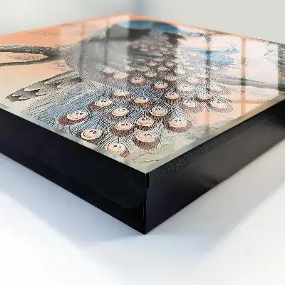 Pauw op een pastelkleurige achtergrond