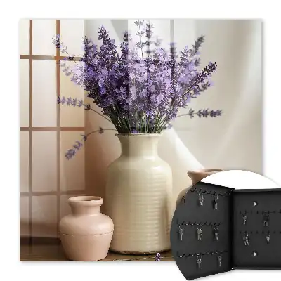 Bloemen in een crèmekleurige vaas