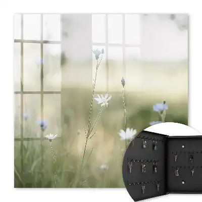 Delicate bloemen in wazige natuur