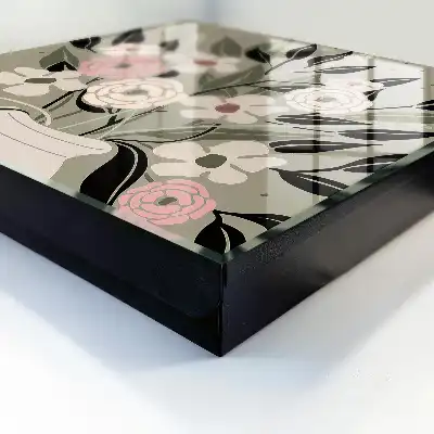Bloemencompositie met een pastelkleurige achtergrond
