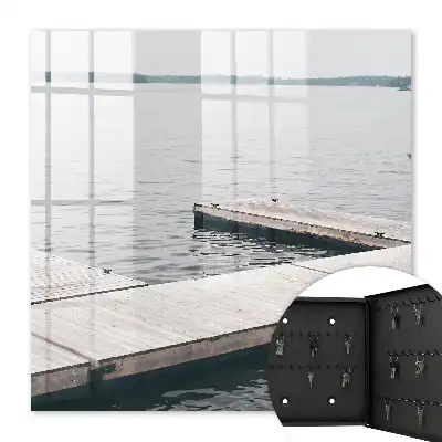 Houten steiger aan rustig water