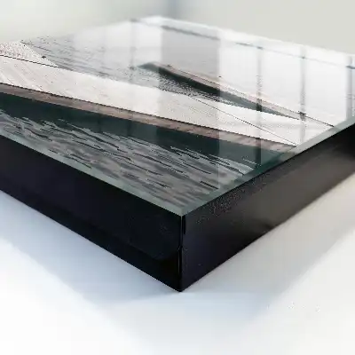 Houten steiger aan rustig water