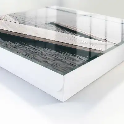 Houten steiger aan rustig water