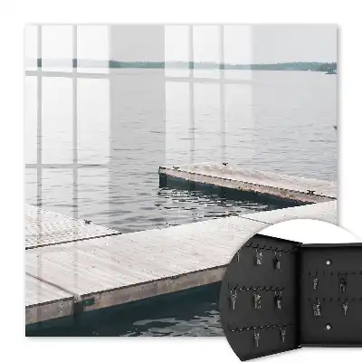 Houten steiger aan rustig water
