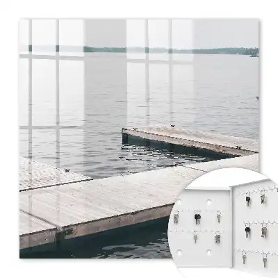 Houten steiger aan rustig water