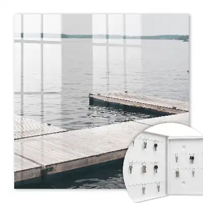 Houten steiger aan rustig water