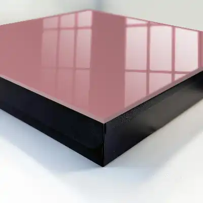 Minimalistisch ontwerp in stoffig roze