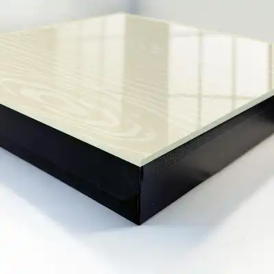 Decoratie met houten structuur in neutrale kleuren