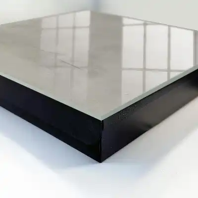 Grijze behangdecoratie met minimalistische textuur