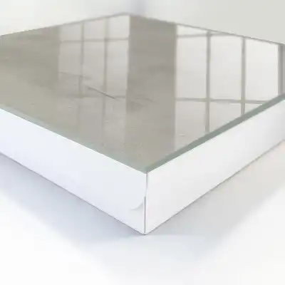 Grijze behangdecoratie met minimalistische textuur