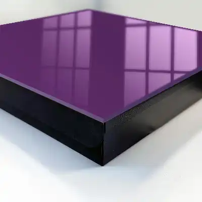 Minimalistisch modern design in sterk paars