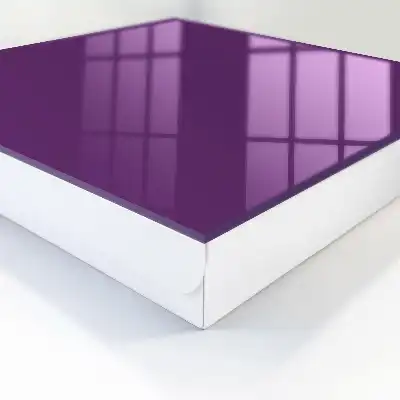 Minimalistisch modern design in sterk paars