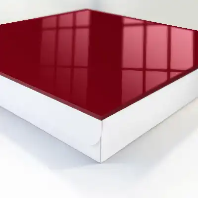 Bordeauxrode minimalistische en elegante decoratie