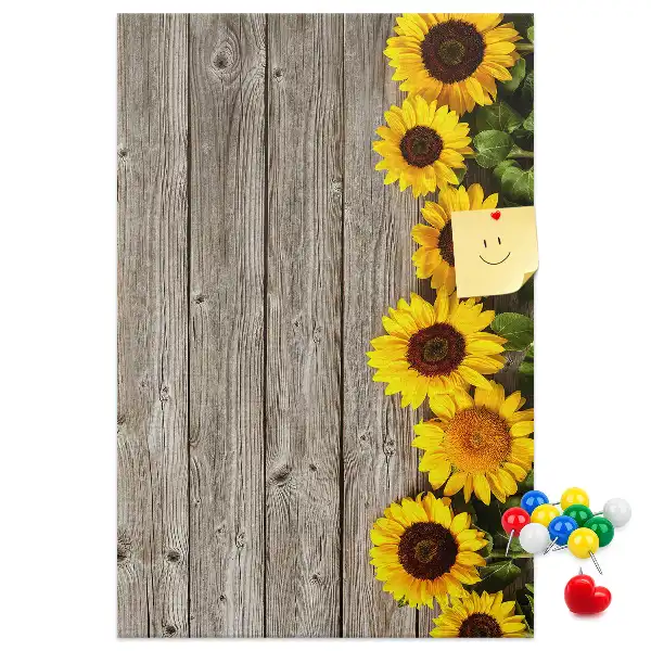 Prikbord van kurk Zonnebloemen op een houten achtergrond