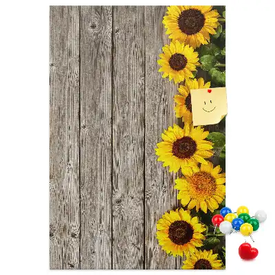 Kurken prikbord met zonnebloemen op een houten achtergrond