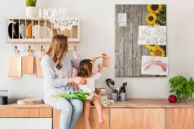 Prikbord van kurk Zonnebloemen op een houten achtergrond