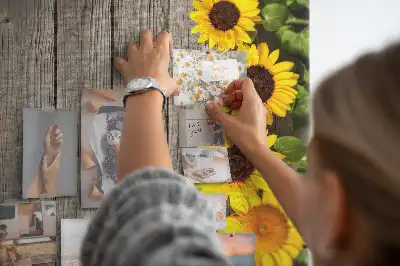 Prikbord van kurk Zonnebloemen op een houten achtergrond