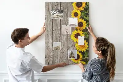 Prikbord van kurk Zonnebloemen op een houten achtergrond