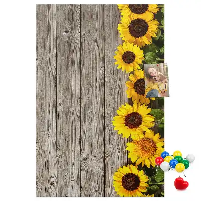 Prikbord van kurk Zonnebloemen op een houten achtergrond