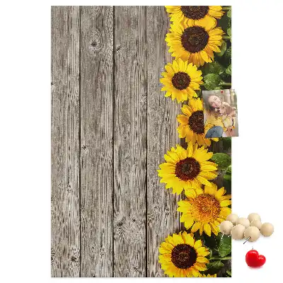 Prikbord van kurk Zonnebloemen op een houten achtergrond