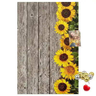 Prikbord van kurk Zonnebloemen op een houten achtergrond