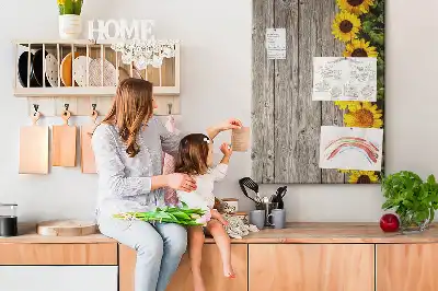 Prikbord van kurk Zonnebloemen op een houten achtergrond