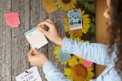 Prikbord van kurk Zonnebloemen op een houten achtergrond