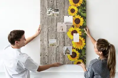 Prikbord van kurk Zonnebloemen op een houten achtergrond