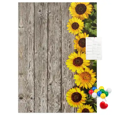 Prikbord van kurk Zonnebloemen op een houten achtergrond