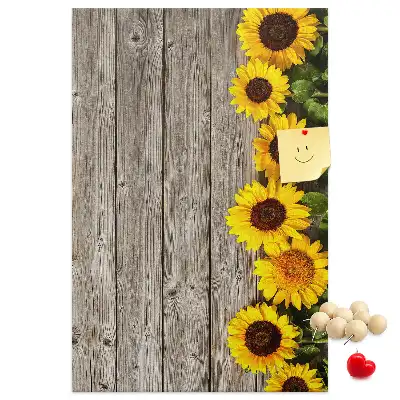 Prikbord van kurk Zonnebloemen op een houten achtergrond