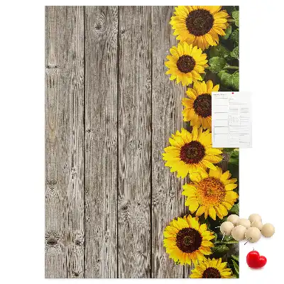 Prikbord van kurk Zonnebloemen op een houten achtergrond